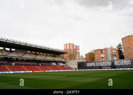 Madrid, Spanien. 11. April 2022. Blick auf das Stadion von Vallecas während des La Liga-Spiels zwischen Rayo Vallecano und Valencia CF, das am 11. April 2022 in Madrid, Spanien, im Stadion von Vallecas ausgetragen wurde. (Foto von Colas Buera/PRESSINPHOTO) Credit: PRESSINPHOTO SPORTS AGENCY/Alamy Live News Stockfoto