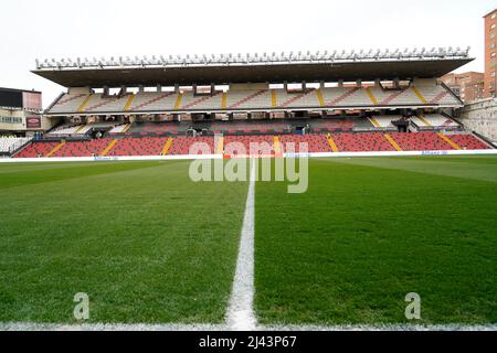 Madrid, Spanien. 11. April 2022. Blick auf das Stadion von Vallecas während des La Liga-Spiels zwischen Rayo Vallecano und Valencia CF, das am 11. April 2022 in Madrid, Spanien, im Stadion von Vallecas ausgetragen wurde. (Foto von Colas Buera/PRESSINPHOTO) Credit: PRESSINPHOTO SPORTS AGENCY/Alamy Live News Stockfoto