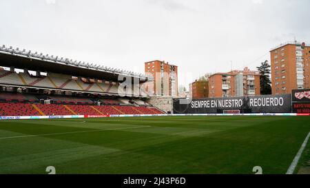 Madrid, Spanien. 11. April 2022. Blick auf das Stadion von Vallecas während des La Liga-Spiels zwischen Rayo Vallecano und Valencia CF, das am 11. April 2022 in Madrid, Spanien, im Stadion von Vallecas ausgetragen wurde. (Foto von Colas Buera/PRESSINPHOTO) Credit: PRESSINPHOTO SPORTS AGENCY/Alamy Live News Stockfoto