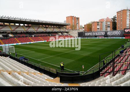Madrid, Spanien. 11. April 2022. Blick auf das Stadion von Vallecas während des La Liga-Spiels zwischen Rayo Vallecano und Valencia CF, das am 11. April 2022 in Madrid, Spanien, im Stadion von Vallecas ausgetragen wurde. (Foto von Colas Buera/PRESSINPHOTO) Credit: PRESSINPHOTO SPORTS AGENCY/Alamy Live News Stockfoto