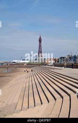 Geschwungene Treppen mit dem Blackpool Tower in the Distance an der Seafront bei Blackpool in Lancashire England Stockfoto