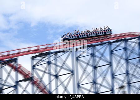 Menschen auf dem Big Dipper bekannt als The Big One am Blackpool Pleasure Beach Blackpool Lancashire England Großbritannien Stockfoto