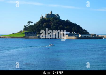 Blick auf St. Michael's Mount von Marazion in Cornwall, England Stockfoto