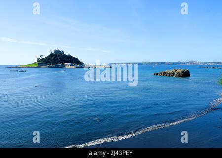 Blick auf St. Michael's Mount von Marazion in Cornwall, England Stockfoto