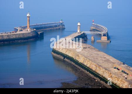 Der Eingang zum Whitby Harbour in Whitby North Yorkshire England Stockfoto