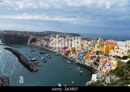 Procida, Kampanien, Italien. 9. April 2022. Procida Hauptstadt der italienischen Kultur 2022, Blick auf die Bucht von Coricella. (Bild: © Pasquale Gargano/Pacific Press via ZUMA Press Wire) Stockfoto