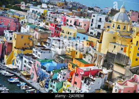 Procida, Kampanien, Italien. 9. April 2022. Procida Hauptstadt der italienischen Kultur 2022, Blick auf die Bucht von Coricella. (Bild: © Pasquale Gargano/Pacific Press via ZUMA Press Wire) Stockfoto