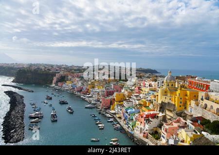 Procida, Kampanien, Italien. 9. April 2022. Procida Hauptstadt der italienischen Kultur 2022, Blick auf die Bucht von Coricella. (Bild: © Pasquale Gargano/Pacific Press via ZUMA Press Wire) Stockfoto
