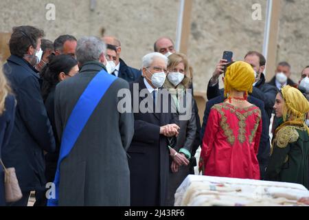Procida, Kampanien, Italien. 9. April 2022. Sergio Mattarella, Präsident der Italienischen Republik, während der Einweihungsfeier der italienischen Kulturhauptstadt Procida 2022. (Bild: © Pasquale Gargano/Pacific Press via ZUMA Press Wire) Stockfoto