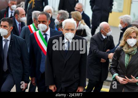 Procida, Kampanien, Italien. 9. April 2022. Sergio Mattarella, Präsident der Italienischen Republik, während der Einweihungsfeier der italienischen Kulturhauptstadt Procida 2022. (Bild: © Pasquale Gargano/Pacific Press via ZUMA Press Wire) Stockfoto