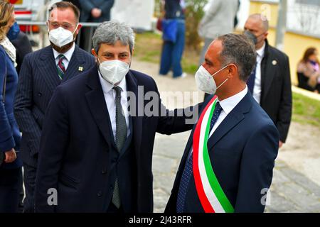 Procida, Kampanien, Italien. 9. April 2022. Roberto Fico auf der (L) Seite des Präsidenten des italienischen Parlaments und (R) auf der Seite des Bürgermeisters von Procida Raimondo Ambrosino, während der Einweihungszeremonie von Procida, der Hauptstadt der italienischen Kultur 2022. (Bild: © Pasquale Gargano/Pacific Press via ZUMA Press Wire) Stockfoto