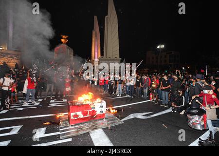 Bangkok, Thailand. 10. April 2022. Demonstranten gedenken der Auflösung einer Rothemd-Kundgebung auf der Ratchadamnoen Road und äscherten den Sarg, der am Bild des Premierministers General Prayut Chan-o-cha befestigt war, am Demokratie-Denkmal ein, der damals die Position des stellvertretenden Oberbefehlshabers der Royal Thai Army innehatte. (Bild: © Adirach Toumlamoon/Pacific Press via ZUMA Press Wire) Stockfoto