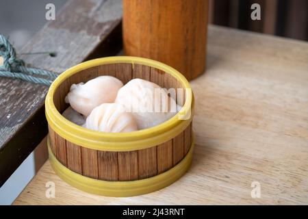 Dim Sum Har Gao im Bambusdampfer. Yum Cha, chinesische Küche. Stockfoto