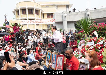 Bangkok, Thailand. 10. April 2022. Dr.Weng Tochirakarn (C), der führende Führer der UDD, sprach bei der Veranstaltung mit Red-Shirt-Anhängern, um des 12.. Jahrestages der gewaltsamen Niederschlagung von Rothemd-Demonstranten durch die Regierung zu dieser Zeit, im Oktober, zu gedenken. 14. Gedenkstätte, am 10. April 2022 an der Kreuzung Kok Wua an der Ratchadamnoen Avenue in Bangkok. (Bild: © Teera Noisakran/Pacific Press via ZUMA Press Wire) Stockfoto