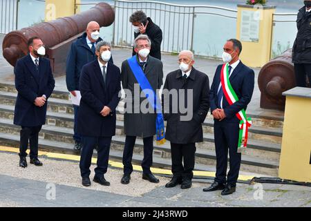 Procida, Kampanien, Italien. 9. April 2022. Roberto Fico auf der (L) Seite Präsident des italienischen Parlaments, erster (C) Gaetano Manfredi Präsident do Metropolitan City of Naples, Vincenzo De Luca (C) Gouverneur von Kampanien, und (R) auf der Seite des Bürgermeisters von Procida Raimondo Ambrosino, während der Einweihung cerimony von Procida Hauptstadt der italienischen Kultur 2022. (Bild: © Pasquale Gargano/Pacific Press via ZUMA Press Wire) Stockfoto