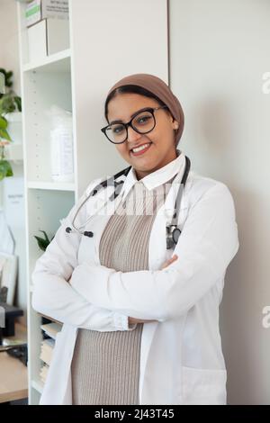 Eine internationale Medizinstudentin oder Ärztin, die in ihrem Büro intelligent und lächelnd aussieht Stockfoto