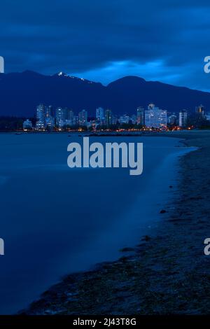 English Bay Beach Twilight. Die Wohnung liegt am Rande des English Bay Beach in der Dämmerung. Vancouver. Stockfoto