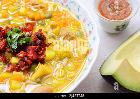 Kutteln (Magen Schwein oder Kuh) Suppe, genannt Mondongo, traditionelle Lebensmittel aus Kolumbien.Callos, Guatita, Tripa Mishque, Pancita. Langsam gekocht Stockfoto