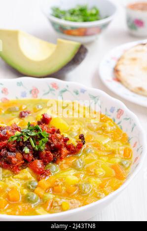 Kutteln (Magen Schwein oder Kuh) Suppe, genannt Mondongo, traditionelle Lebensmittel aus Kolumbien.Callos, Guatita, Tripa Mishque, Pancita. Langsam gekocht Stockfoto