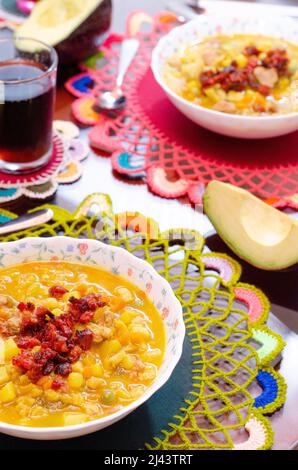 Kutteln (Magen Schwein oder Kuh) Suppe, genannt Mondongo, traditionelle Lebensmittel aus Kolumbien.Callos, Guatita, Tripa Mishque, Pancita. Langsam gekocht Stockfoto