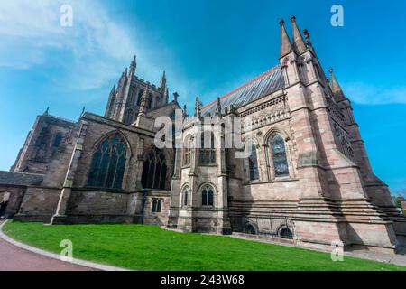 Außenansicht der Kathedralkirche der anglikanischen Diözese Hereford. Wunderschön gestaltete normannische Architektur, majestätische Türme im Frühling und Su Stockfoto