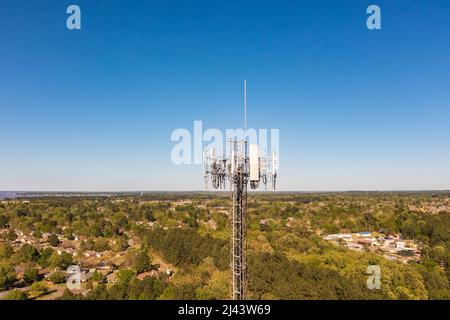 Die Mobilfunknetze ragen gegen den blauen Himmel. Stockfoto