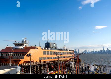 Staten Island, NY - USA - 10. April 2022: Horizontale Ansicht des frühen Morgens der angedockten MV Andrew J. Barberi, einer von zwei Barberi-Klasse Fährschiffen Oper Stockfoto