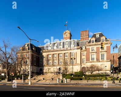 Staten Island, NY - USA - 10. April 2022: Horzontale Ansicht der Staten Island Borough Hall, des französischen Renaissance-Backstein- und Kalksteingebäudes aus dem Jahr 1906, Stockfoto