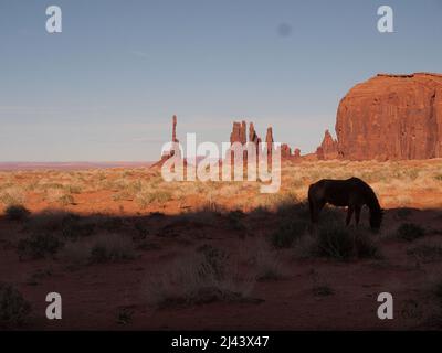 Monument Valley im Norden von Arizona und im Süden von Utah in der Navajo Nation. Spektakuläre Stätte, die in amerikanischen Western-Filmen berühmt wurde. Stockfoto