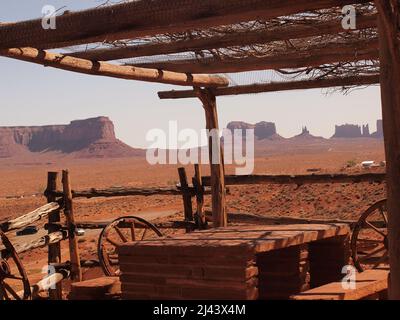 Monument Valley im Norden von Arizona und im Süden von Utah in der Navajo Nation. Spektakuläre Stätte, die in amerikanischen Western-Filmen berühmt wurde. Stockfoto