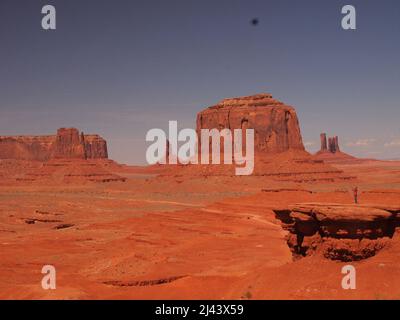 Monument Valley im Norden von Arizona und im Süden von Utah in der Navajo Nation. Spektakuläre Stätte, die in amerikanischen Western-Filmen berühmt wurde. Stockfoto