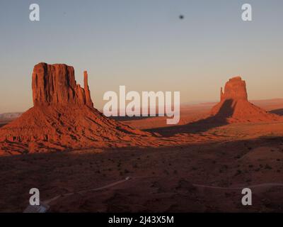 Monument Valley im Norden von Arizona und im Süden von Utah in der Navajo Nation. Spektakuläre Stätte, die in amerikanischen Western-Filmen berühmt wurde. Stockfoto