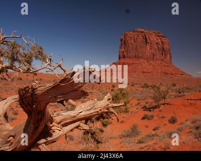 Monument Valley im Norden von Arizona und im Süden von Utah in der Navajo Nation. Spektakuläre Stätte, die in amerikanischen Western-Filmen berühmt wurde. Stockfoto