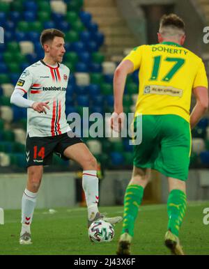 National Football Stadium im Windsor Park, Belfast, Nordirland, Großbritannien. 01 April 2022. Samuel Gelston's Whiskey Irish Cup Halbfinale, Cliftonville (gelb) gegen Crusaders. Kreuzritterspieler Jordan Forsythe (14). Stockfoto