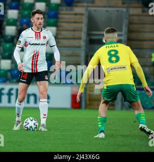 National Football Stadium im Windsor Park, Belfast, Nordirland, Großbritannien. 01 April 2022. Samuel Gelston's Whiskey Irish Cup Halbfinale, Cliftonville (gelb) gegen Crusaders. Kreuzritterspieler Jordan Forsythe (14). Stockfoto