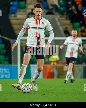 National Football Stadium im Windsor Park, Belfast, Nordirland, Großbritannien. 01 April 2022. Samuel Gelston's Whiskey Irish Cup Halbfinale, Cliftonville (gelb) gegen Crusaders. Kreuzritterspieler Jordan Forsythe (14). Stockfoto