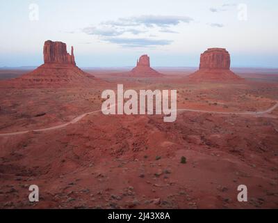 Monument Valley im Norden von Arizona und im Süden von Utah in der Navajo Nation. Spektakuläre Stätte, die in amerikanischen Western-Filmen berühmt wurde. Stockfoto