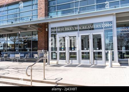 University Park, Pennsylvania, 2. April 2022: Berkey Creamy oder The Creamery produziert und verkauft Eis, Sherbet und Käse auf dem Penn State Campus Stockfoto