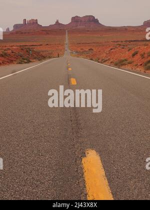 Monument Valley im Norden von Arizona und im Süden von Utah in der Navajo Nation. Spektakuläre Stätte, die in amerikanischen Western-Filmen berühmt wurde. Stockfoto