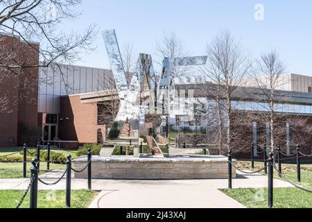 University Park, Pennsylvania, 2. April 2022: Wir sind Skulptur neben dem Beaver Stadium auf dem Penn State Campus. Diese Skulptur war ein Geschenk der Clas Stockfoto