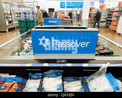 Toronto, Ontario, Kanada - 10. April 2022: Glückliches Passahzeichen im Geschäft Lebensmittelgeschäft Walmart. Regale mit Lebensmitteln für den jüdischen Frühling traditionelle kulturelle Stockfoto