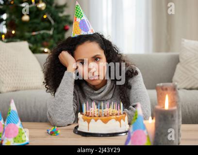 Dies sollte mein besonderer Tag sein Aufnahme einer jungen Frau, die unglücklich aussieht, während sie ihren Geburtstag allein zu Hause feiert. Stockfoto