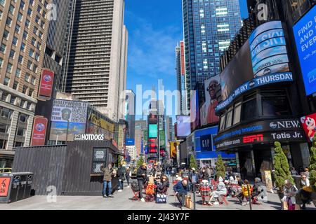 Berühmter Times Square bei Sunny Day in Manhattan, New York City Stockfoto