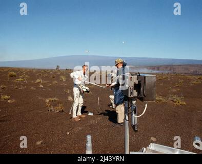 Alan Shepard (links) und Edgar Mitchell während des geologischen Trainings vor der Apollo 14-Mission Stockfoto