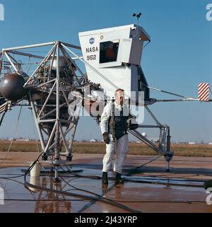 Alan Shepard steht während des Trainings für die Apollo 14 Mission vor dem Lunar Landing Research Vehicle Stockfoto