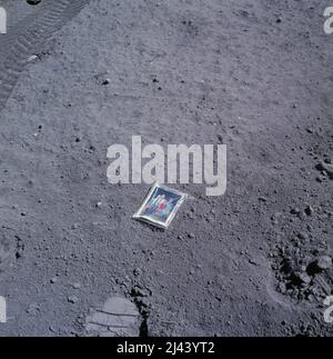 Das Familienportrait von Astronaut Charlie Duke wurde während der Apollo 16-Mission auf der Oberfläche des Mondes hinterlassen. Stockfoto