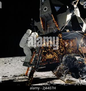 Astronaut Alan Bean, Mondmodulpilot für die Apollo 12-Mission, steigt die Leiter der Mondlandefähre hinab, um sich dem Astronaut Charles Conrad-Missionskommandanten auf der Mondoberfläche anzuschließen. Stockfoto