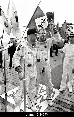 Die Astronauten James Lovell und Edwin (Bus) Aldrin werden an Bord des Flugzeugträgers U.S.S. begrüßt Wespe, nachdem ihre Gemini 12-Raumsonde im Atlantischen Ozean niederspritzte. Stockfoto