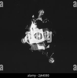 Apollo 13 Mondmodul Wassermann aus der Kommandoeinheit Odyssee nach dem Abdocken und vor dem Wiedereintritt beider Module in die Erdatmosphäre. Dort würde die Mondlandefähre verbrennen, nachdem sie ihren Rettungsbootdienst abgeschlossen hatte, indem sie die Besatzung stützte, nachdem ein Unfall das Servicemodul deaktiviert hatte. Stockfoto