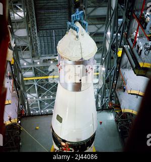 Die Raumsonde Apollo 4 wird auf der Saturn-Rakete im Hochregallager des Vehicle Assembly Building in Position gebracht, um sich mit dem Trägerrakete Saturn V zu paaren. Stockfoto